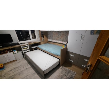 Mobilă pentru cameră copii în stil modern, cu design ergonomic, culori plăcute și spații de depozitare funcționale, realizată din materiale sigure și durabile